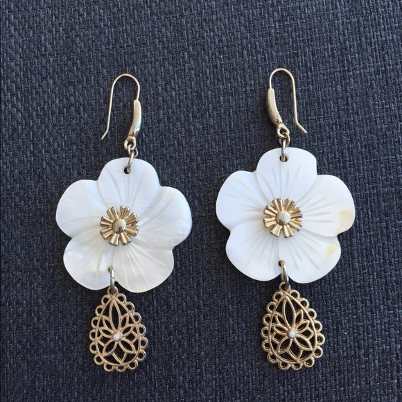 Jewelry - Gold and white flower earrings